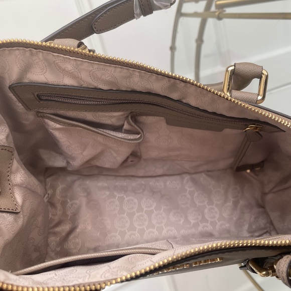 New! Micheal kors Bedford' Saffiano Leather satchel - Picture 8 of 9
